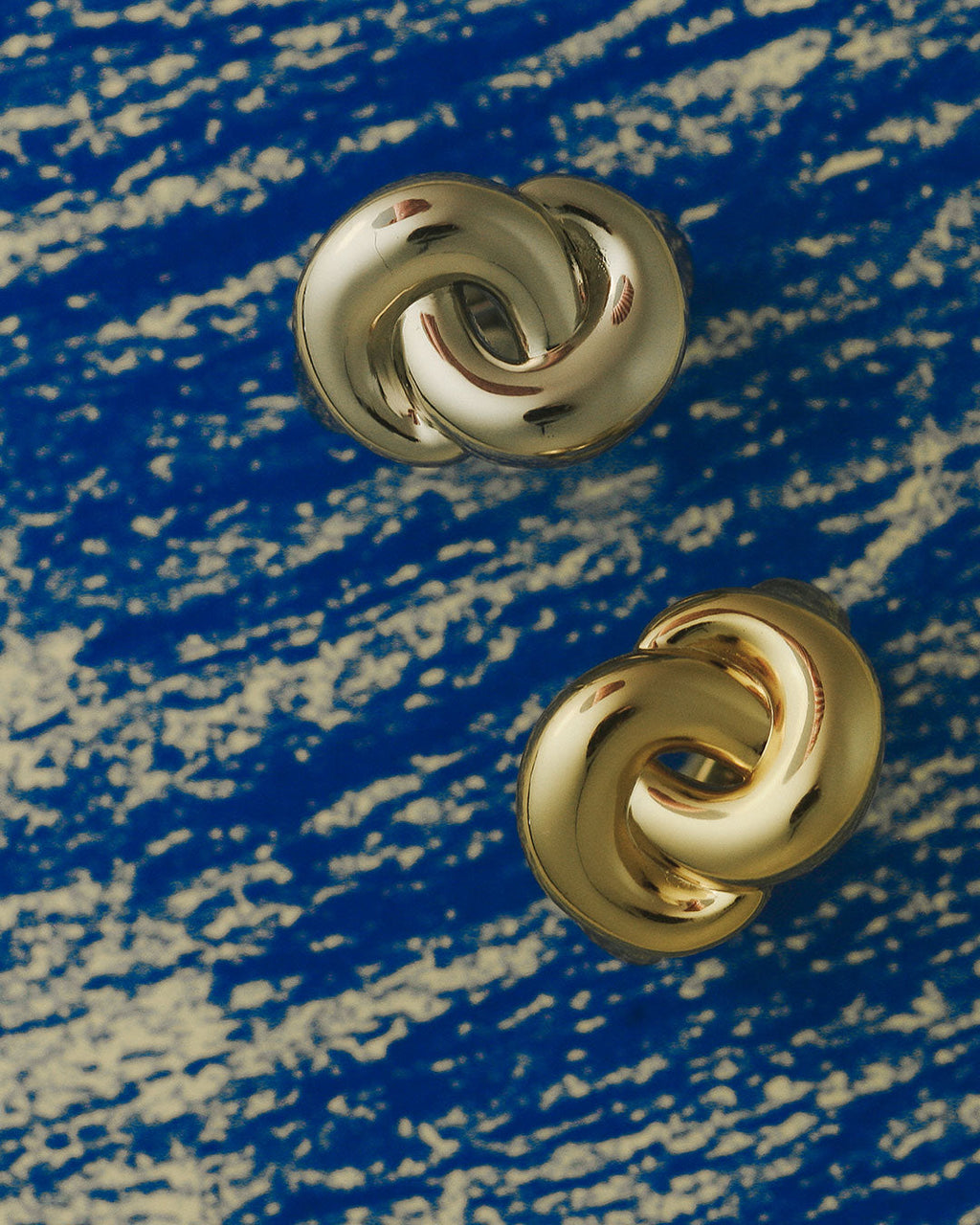 The Solstice Knot Studs-Gold